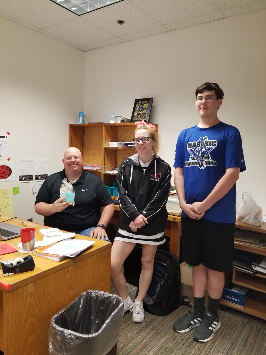 DC_Scouts's tweet photo. National Honor Sociey surprised new staff members with a gift bag and card welcoming them to our district! #kindnessmatters #scoutpower #dchsunite https://t.co/FGxJc8ZbGz