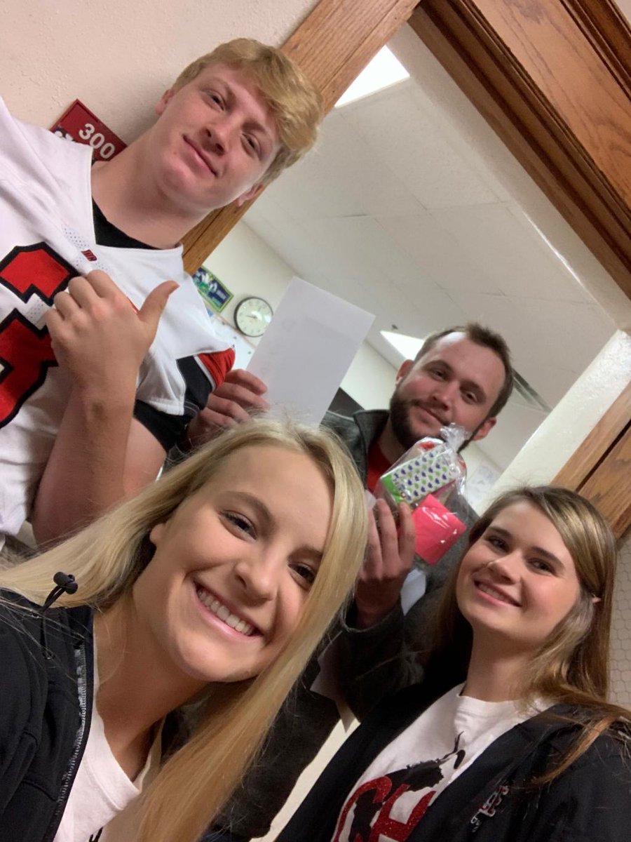 DC_Scouts's tweet photo. National Honor Sociey surprised new staff members with a gift bag and card welcoming them to our district! #kindnessmatters #scoutpower #dchsunite https://t.co/FGxJc8ZbGz