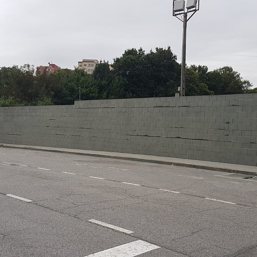vila_encomun's tweet photo. "Moi ben polo Concello por pintar... Pero dar unha man de pintura non arranxa o problema estrutural do muro" https://t.co/fqeEsNd61l