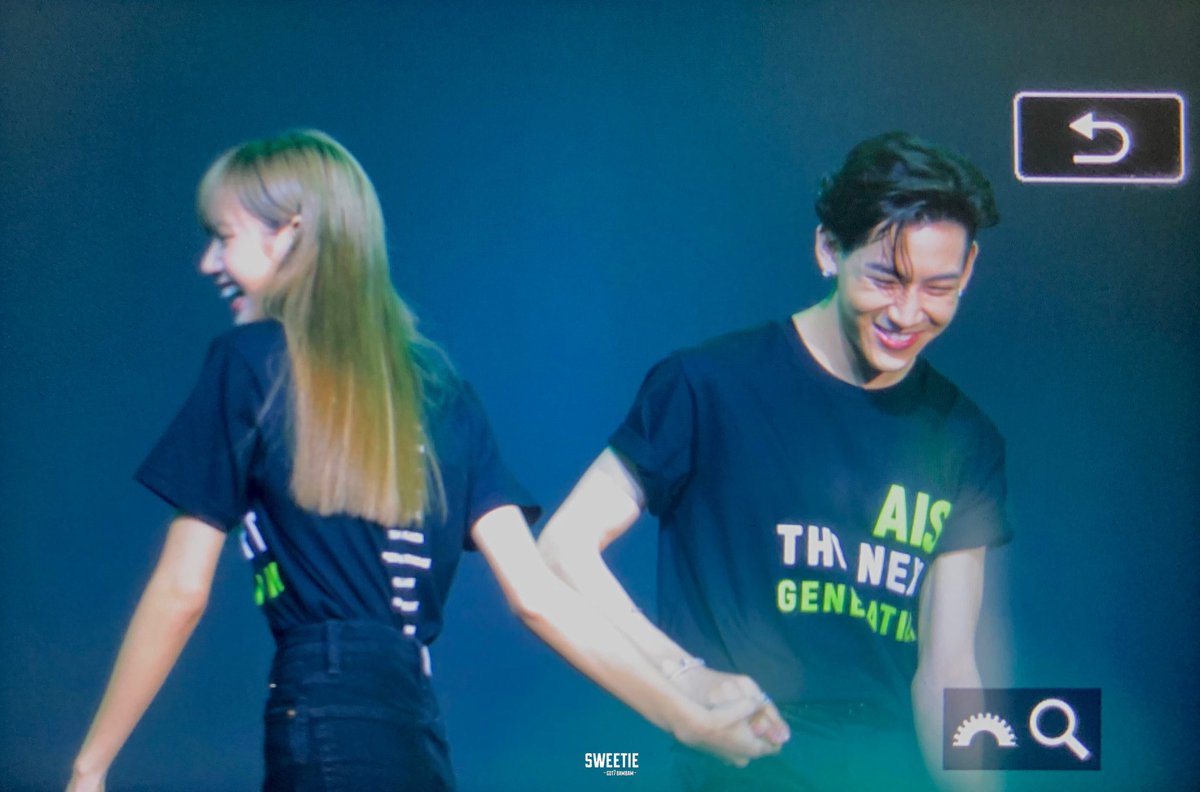 sweetie_bam's tweet photo. 191003 AIS @BamBam1A 
FINALLY...!!! 😭😭😭😭😭😭
#뱀뱀 #BamBam #갓세븐 #GOT7
#AIS30thAnvXBamBam
#AIS30thAnniversary
#AISFamilyxBamBam
#LISA #AISFamilyXLISA https://t.co/veFLie4zM5