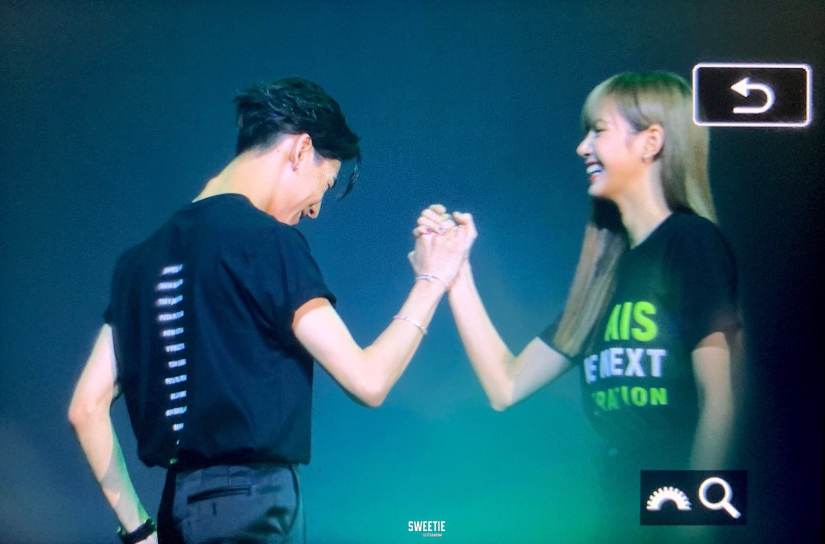 sweetie_bam's tweet photo. 191003 AIS @BamBam1A 
FINALLY...!!! 😭😭😭😭😭😭
#뱀뱀 #BamBam #갓세븐 #GOT7
#AIS30thAnvXBamBam
#AIS30thAnniversary
#AISFamilyxBamBam
#LISA #AISFamilyXLISA https://t.co/veFLie4zM5