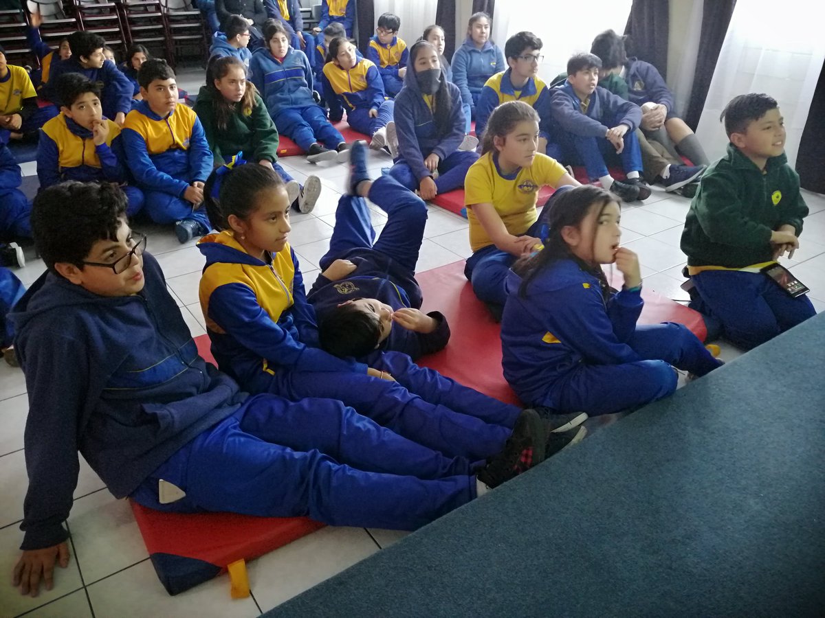 ongtarukari's tweet photo. 🔶Seguimos trabajando en la región de #Tarapacá Tarapacá, ahora nos encontramos con alumnos de 5to a 8vo básico del Liceo Los Cóndores de #AltoHospicio , con nuestro  taller de vinculación territorial a través de la #educaciónambiental y la #fotografía. https://t.co/rjyCcj2f9q