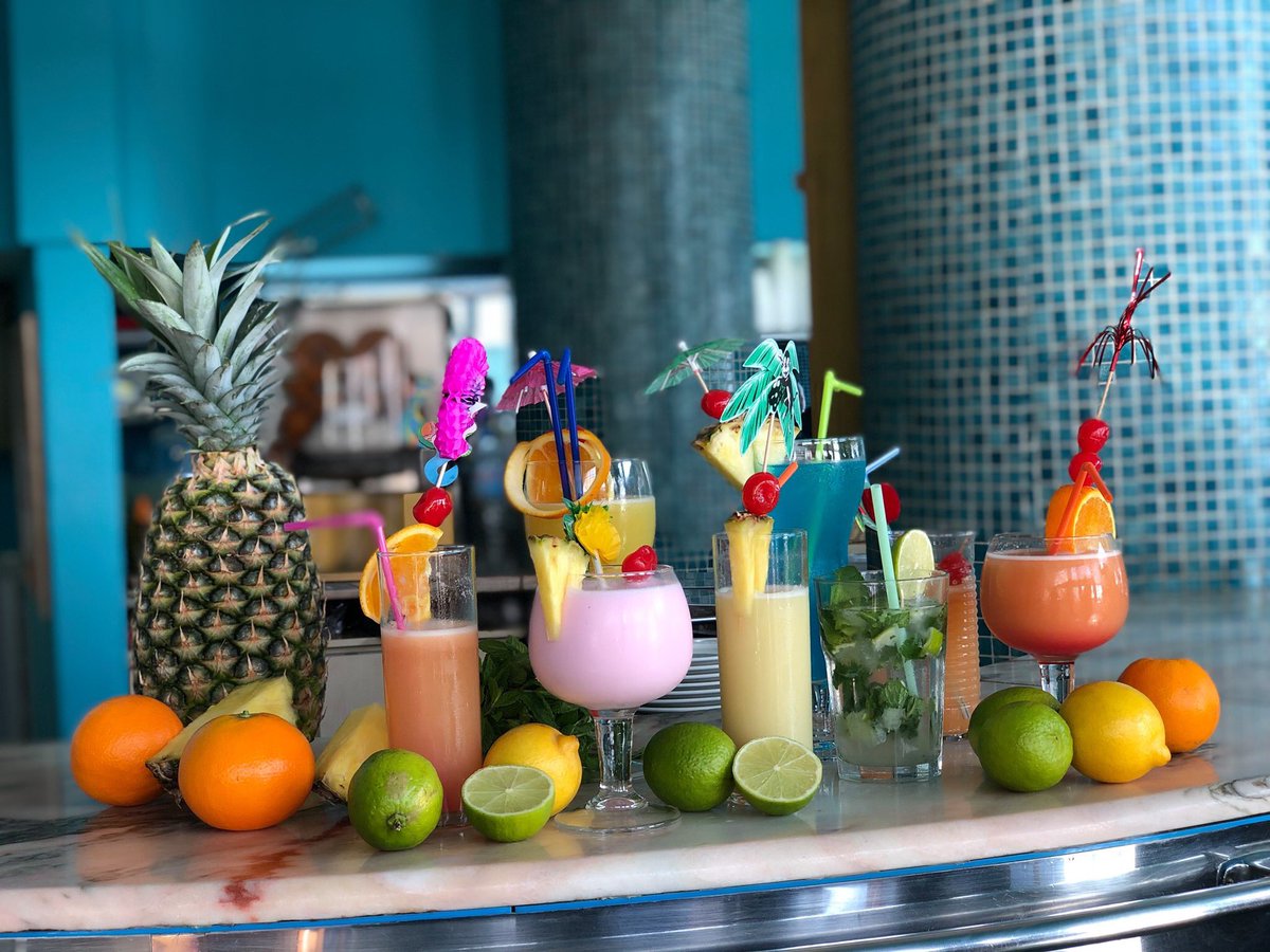 HPerla_Marina's tweet photo. ¿Cuál de estos cócteles os gusta más? Pide tu favorito en nuestro Snack Bar Rocamar 🍹

https://t.co/vTUBGOTDjw

#piscina #family #happyholidays #summer #hotel #viaje #travel  #besthotel #beautifulhotels #holiday #costadelsol #nerja #malaga #hotelperlamarina #relaxing #beach https://t.co/B45lHvNDRT