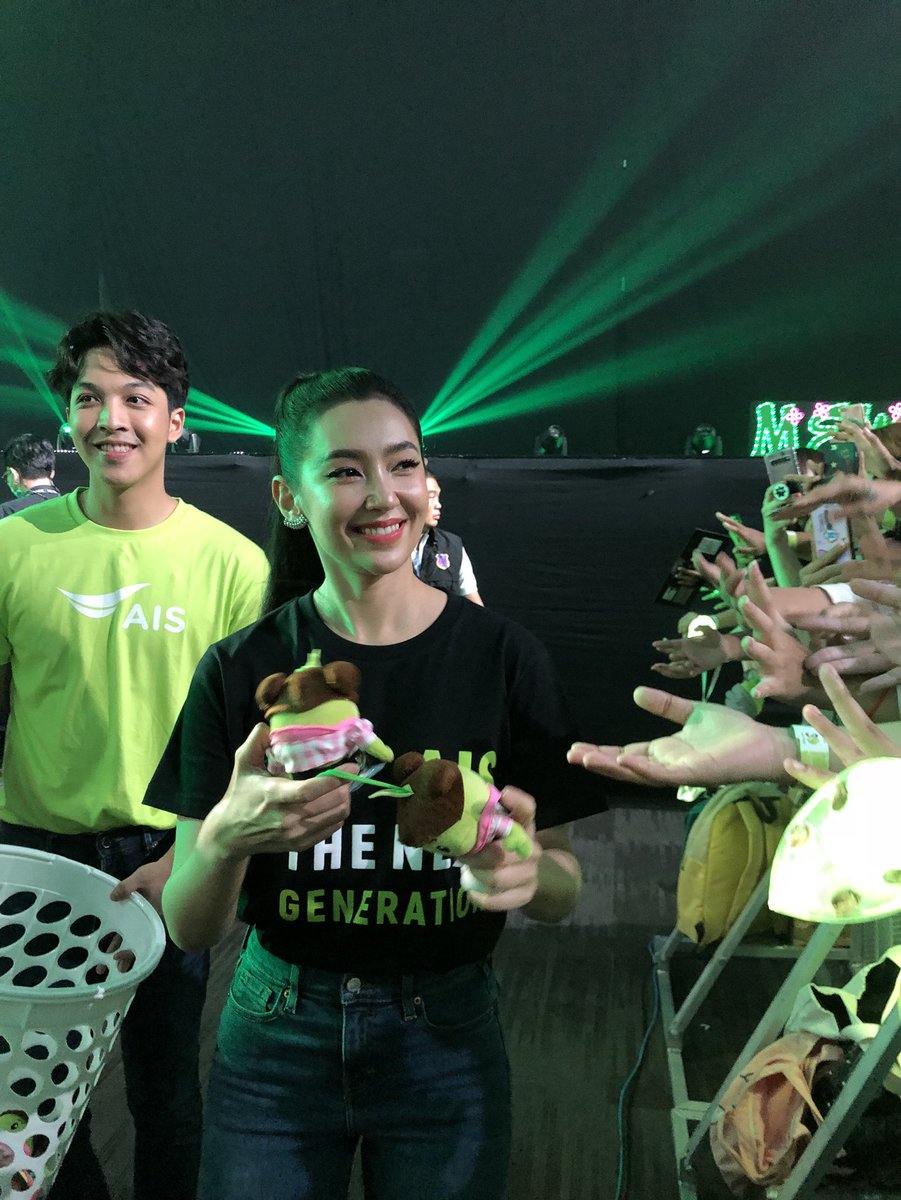 AIS_Thailand's tweet photo. บรรยากาศอบอุ่นกันไปทั้งฮอลล์เลยยยยยจริงๆ กับการมอบน้องอุ่นใจแบบพิเศษให้กับลูกค้า AIS 💚  #AISFamily #AIS30thAnniversary https://t.co/82MPPMHbXf