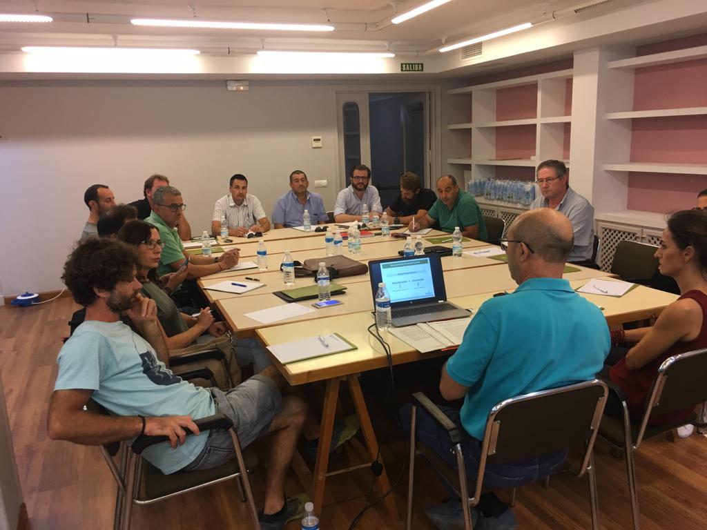 aparejadoresma's tweet photo. Nuevamente en la sede de #Marbella con nuestro compañero Antonio Rojas, coordinador de nuestra Aula Permanente de Urbanismo. El Taller de regularización de edificaciones ha despertado mucho interés y son varias las ediciones que se han programado del mismo. #tallerAt #conectaAt https://t.co/IIwHOcK1rb