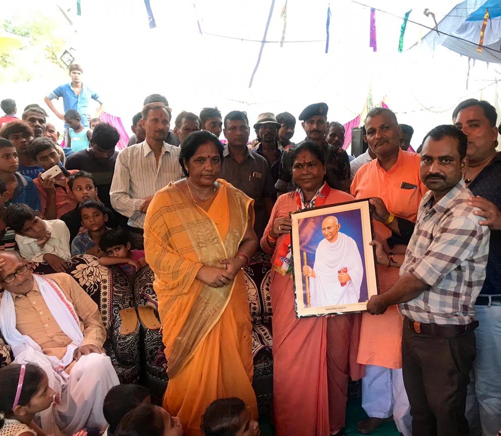 BJP4UP's tweet photo. राष्‍ट्रपिता महात्मा गांधी जी की 150वीं जयंती के उपलक्ष्य में आयोजित ‘गांधी संकल्प यात्रा’ के तहत केंद्रीय मंत्री @SadhviNiranjan ने फतेहपुर के फ़राहतपुर व मेढ़ापाठी ग्राम में लोगों को सिंगल यूज प्‍लास्टिक का प्रयोग न करने संकल्प दिलाया। #MannMeinBapu https://t.co/pe6TI61iro