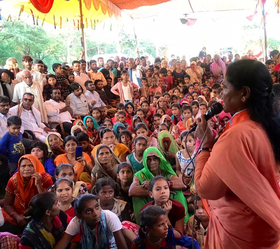 BJP4UP's tweet photo. राष्‍ट्रपिता महात्मा गांधी जी की 150वीं जयंती के उपलक्ष्य में आयोजित ‘गांधी संकल्प यात्रा’ के तहत केंद्रीय मंत्री @SadhviNiranjan ने फतेहपुर के फ़राहतपुर व मेढ़ापाठी ग्राम में लोगों को सिंगल यूज प्‍लास्टिक का प्रयोग न करने संकल्प दिलाया। #MannMeinBapu https://t.co/pe6TI61iro