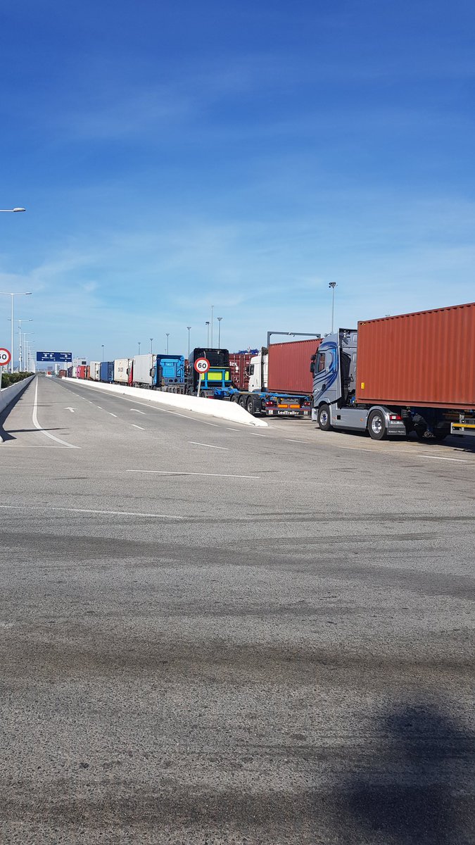 DiegoPiel2's tweet photo. Soportando colas en TTIA no es normal el abuso al transportistas de estas colas cuando llega de su jornada laboral y se encuentra este regalo llevamos 3 dias y es incocebible este abuso entre el PIF y TTIA demandamos soluciones VERGUENZA https://t.co/HH12rC5wjz