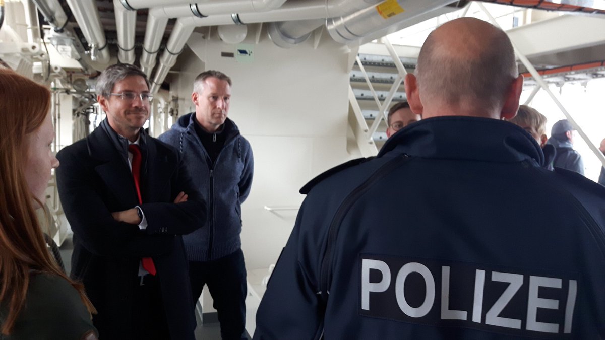 LH_Potsdam's tweet photo. #Potsdam|s #OBMSchubert und Brandenburgs MinPräs Dietmar Woidke haben heute in Kiel den Staffelstab der Ausrichtung des #TagderDeutschenEinheit 2020 übernommen. Es gab auch einen Besuch auf der "Potsdam" der Bundespolizei. Land und Stadt präsentieren in Kiel das Thema Film https://t.co/Nzn8OYUiUb