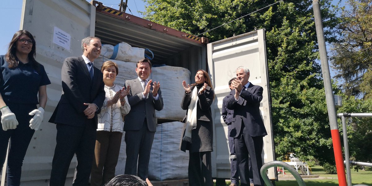 munipuq's tweet photo. Las primeras 40 toneladas de Vidrio para reciclaje llegaron a la planta de @EligeVidrio desde @munipuq gracias a la colaboración de @Cerveza_Austral #Transmares #CristaleriasChile y especialmente a los vecin@s de #puq por apoyar esta gran idea. @ClaudioRadonich @MMAChile #500años https://t.co/7fEe8kBJMp