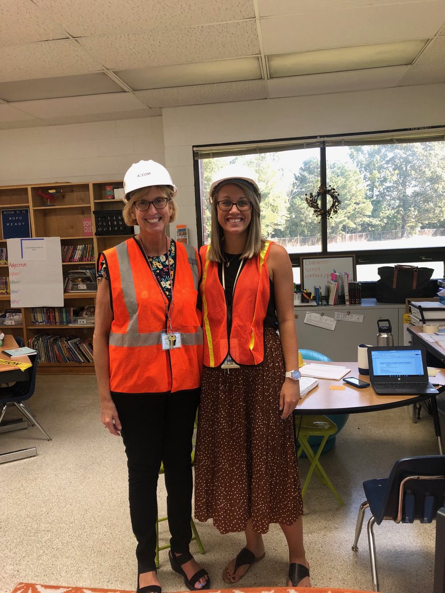 LMS4bears's tweet photo. Writing is “under construction,” in 4th grade! #greatwriters@work ⁦@SM_Chamberlain⁩ ⁦@RosemontForest⁩ https://t.co/x1foXubxCW