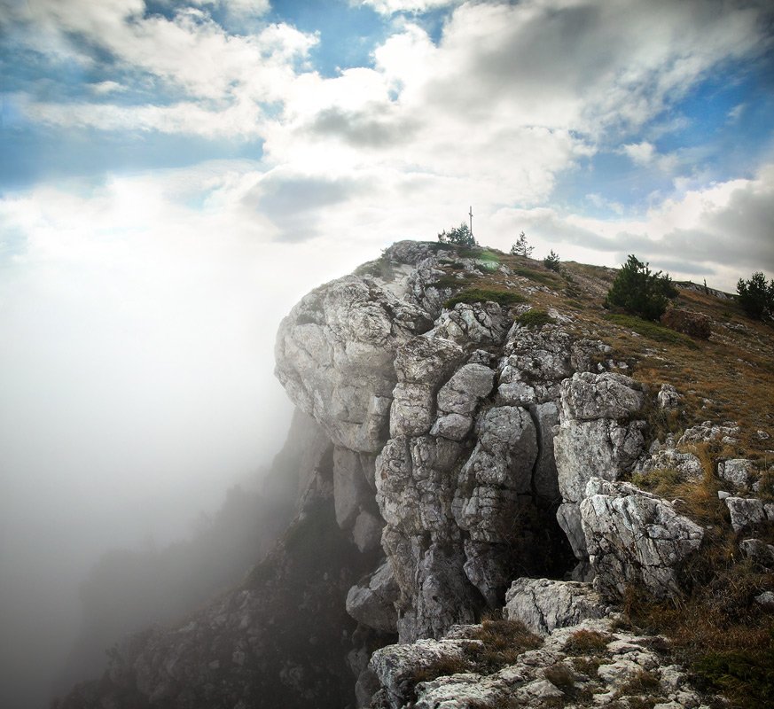 Пляж рейнисфьяра — вик, исландия. Одинокое море. Человек на фоне скал. Там где была раньше одинокая скала. Одинокая сосна на скале.