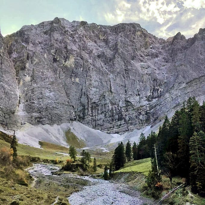 Moni_Hoffmann's tweet photo. 🐐 Im Enger Grund im #Karwendel 🇦🇹 Mit Glück können #Gämsen beobachtet werden. Eindrucksvoll liegen die Steilwände der #Grubenkarspitze über uns. Beim Rückweg zeigt sich die Schönheit der #Engalm. Unser Tipp ist die #GarberlAlm an der Risstalstraße.🔗 https://t.co/IuHIfquu9f https://t.co/8P0qHfpFMA