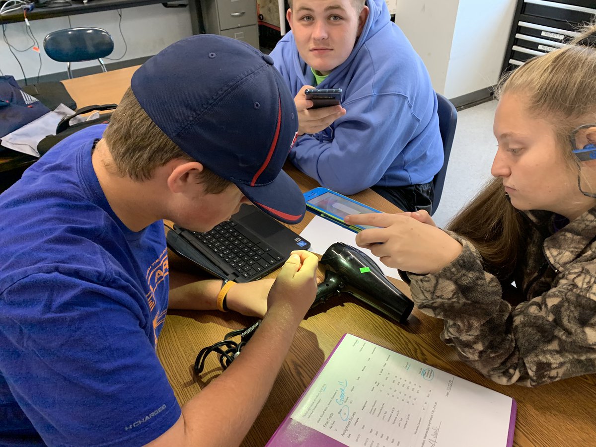 FowlerKristy's tweet photo. Technology Engineering and Design class #LearningByDoing about #ReverseEngineering @ForbushHS @yadkincoschools @CTE_FHS https://t.co/8DYGLUM0QL