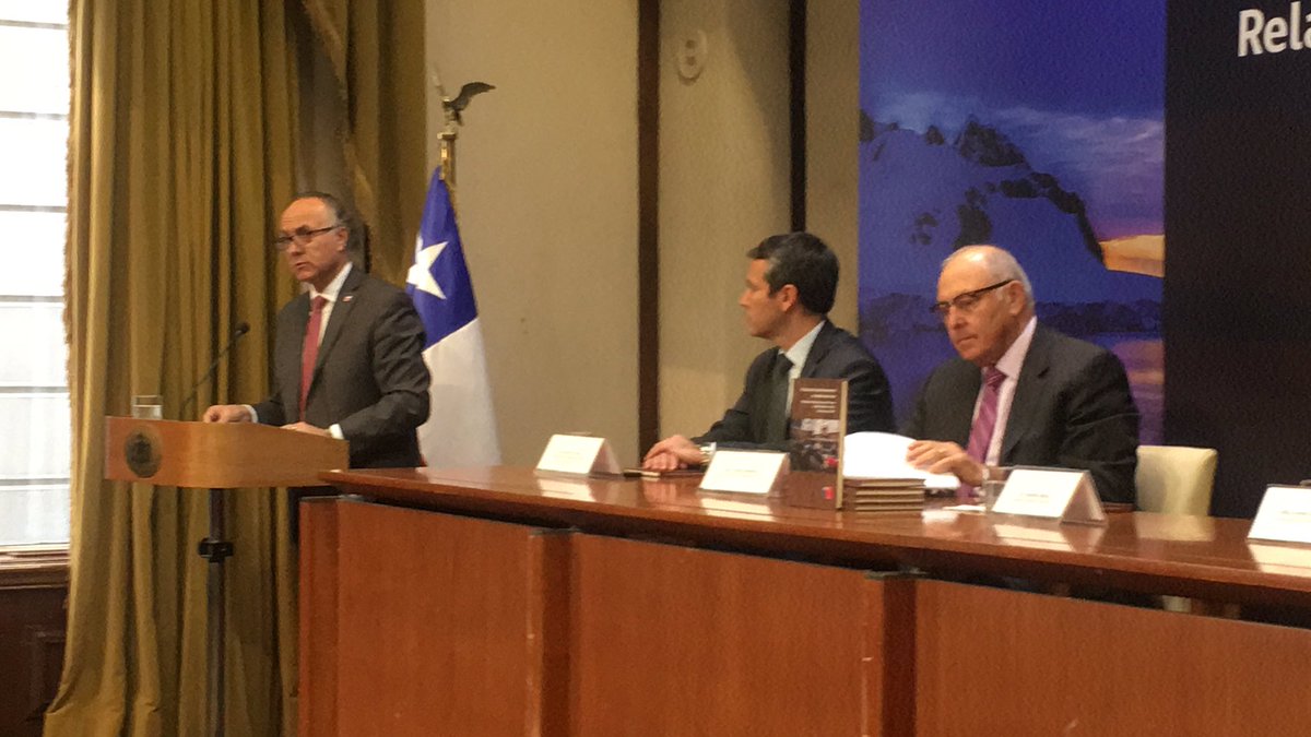 Minrel_Chile's tweet photo. Hace un año la CIJ de #LaHaya dictaminó, por 12 votos contra 3, que Chile no tiene la obligación de negociar con Bolivia una salida soberana al Océano Pacífico. Hoy en @Minrel_Chile estamos conmemorando esta importante fecha para nuestro país. https://t.co/cDE5lyGtwz