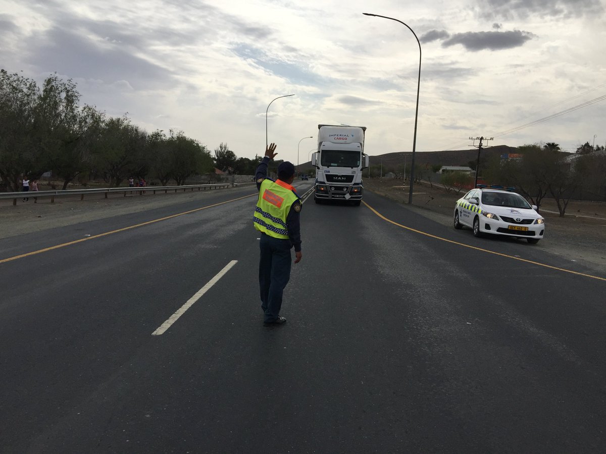runningmann100's tweet photo. Karoo Desert traffic police are highly skilled in the art of camouflage - you have to be when there are no bushes to hide behind.
We got to see the long arm of the law as we crossed the N1 during #KarooUltra (or they might just have been waiting for a high-5).
#RunSouthAfrica🇿🇦 https://t.co/WoSzMbqEac