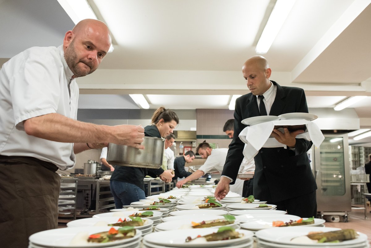 PauleeAnjou's tweet photo. - Memories -

Souvenir of a #michelinstarred dinner concocted by our 3 chefs from Angers @favredannepas , @DavidGuitton79  and @legambetta49 highlighting the products of the local terroirs around food and wine pairing.

📷Estelle Offroy &amp; @AgatheFPhoto   
        
#pauleedelanjou https://t.co/k5KGqTVM88