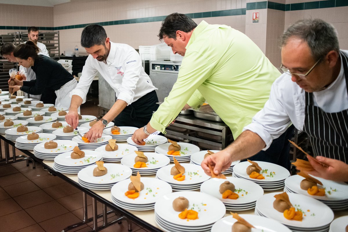 La Paulée d'Anjou (@pauleeanjou) on Twitter photo - Memories -
Souvenir of a #michelinstarred dinner concocted by our 3 chefs from Angers <a href="/favredannepas/">Pascal Favre D'anne</a> , <a href="/DavidGuitton79/">David Guitton</a> and @legambetta49 highlighting the products of the local terroirs around food and wine pairing.
📷Estelle Offroy & <a href="/AgatheFPhoto/">AgatheF Photographie</a>
#pauleedelanjou - Memories -
Souvenir of a #michelinstarred dinner concocted by our 3 chefs from Angers <a href="/favredannepas/">Pascal Favre D'anne</a> , <a href="/DavidGuitton79/">David Guitton</a> and @legambetta49 highlighting the products of the local terroirs around food and wine pairing.
📷Estelle Offroy & <a href="/AgatheFPhoto/">AgatheF Photographie</a>
#pauleedelanjou