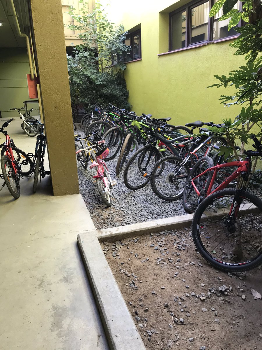 AmpaAndersen's tweet photo. Mica en mica estem canviant la mobilitat a l’escola. #mobilitat2019 #mobilitatsostenible #MouteComCal @aj_vic https://t.co/vRgSwO0aWx