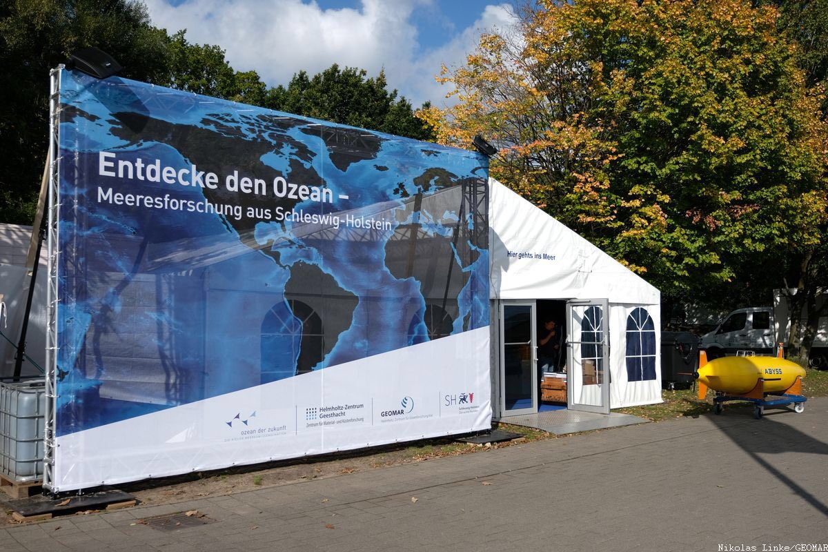 GEOMAR_de's tweet photo. Das #OpenShip auf #FS_Alkor müssen wir jetzt leider beenden. Danke an die fast 5000 BesucherInnen für die interessanten Gespräche! Aber in unserem Ausstellungszelt sind wir weiter für Euch da. @hzg_de @thefutureocean #tde2019 #mutverbindet https://t.co/2G8X4lyk4Z