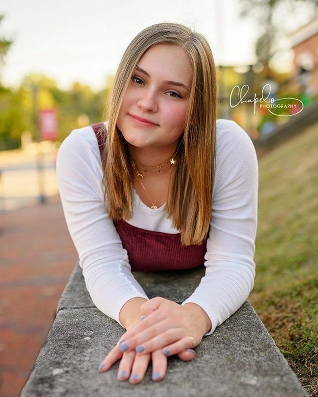 andreachapelo's tweet photo. Last night Allison came in for her session. She did a great job of pretending it wasn’t 90° out. I think this image of her is gorgeous. #chapelophotography #classof2020 #seniorpictures #seniorphotographer #cincinnatiphotographer #daytonphotographer https://t.co/cgNjKguKhs https://t.co/VI3KyOUAq6