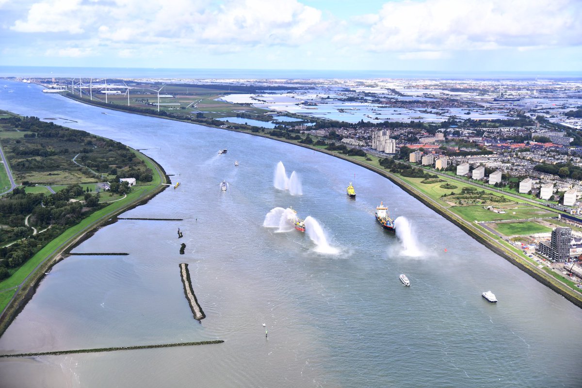 Spectaculair nautisch saluut vandaag ter ere van de voltooiing uitdieping Nieuwe Waterweg en Botlek. COO Ronald Paul: ‘Dat de grootste zeeschepen de haven nu goed kunnen bereiken is van groot belang voor onze concurrentiepositie.’ bit.ly/31JAML3 #bereikbarehaven