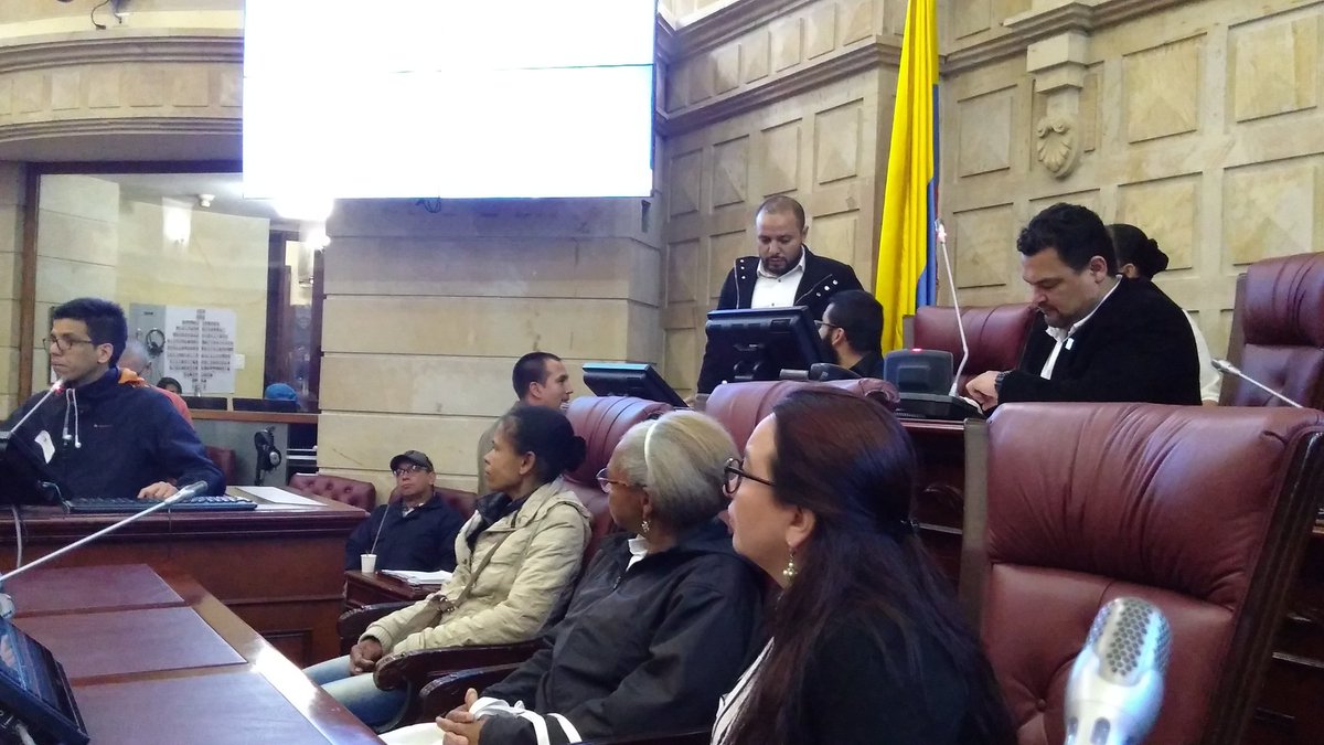 MarchaEnBogota's tweet photo. #AudienciaPública 📣📣
#BarriosInformales

Estamos con la gente del común hablando sobre la problemática presente en los barrios populares e informales.
¿Y el POT de @EnriquePenalosa cómo le responde a este gente? https://t.co/H3UGSQlwum