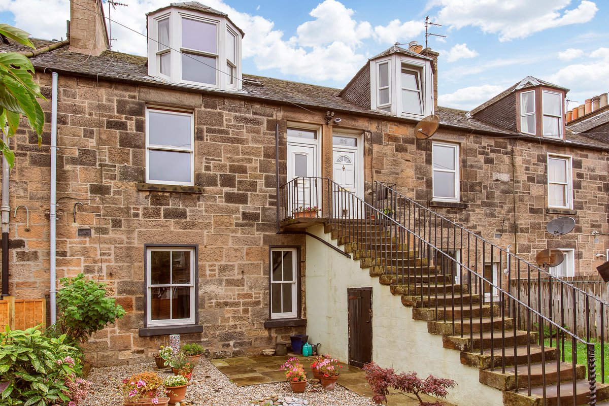 Three flats in Edinburgh with the luxury of a garden. My favourite, as always, is the cheapest. scotsman.com/200voices/unca…   #iwantacolonyflat #edinburghproperty