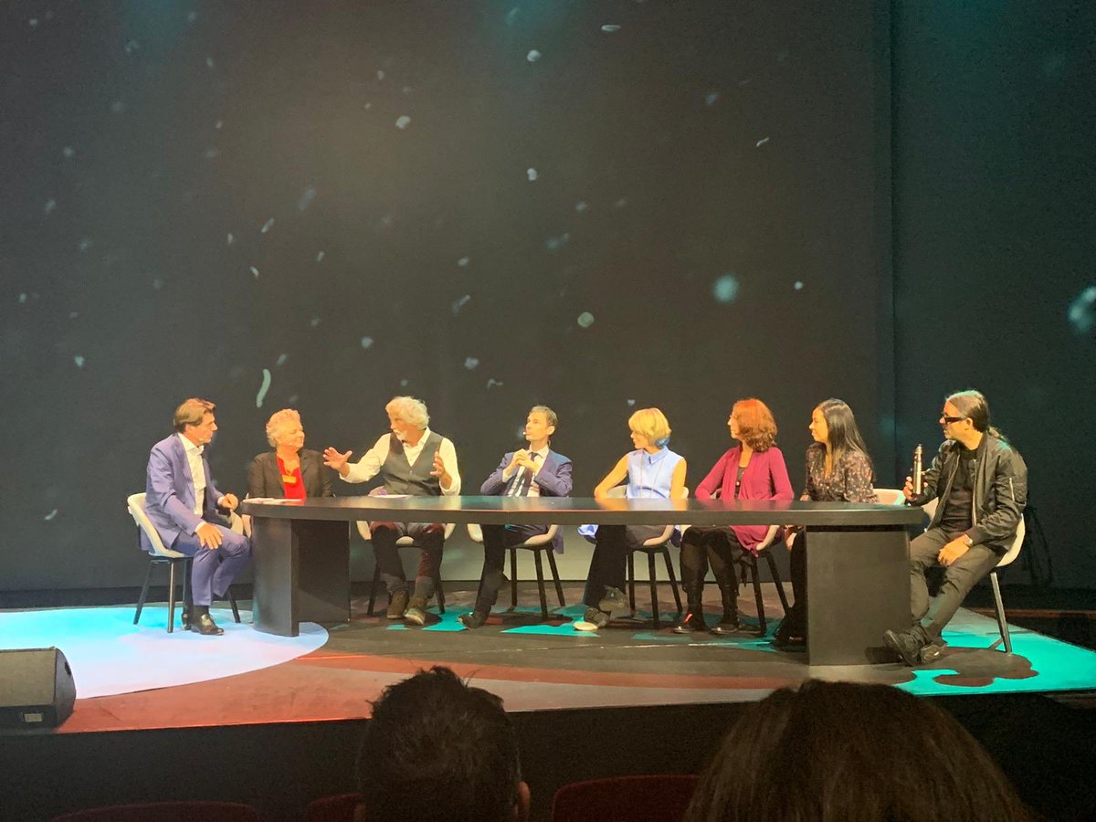 @JeroenJGGeurts en <a href="/DickVethaak/">Dick Vethaak</a> zitten tijdens de #PlasticHealthSummit aan tafel om de toekomst van microplastics onderzoek te bespreken: het begin is gemaakt! Wij geven een extra onderzoekfinanciering van 1M en roepen andere partners op om ook mee te financieren! #PSH2019