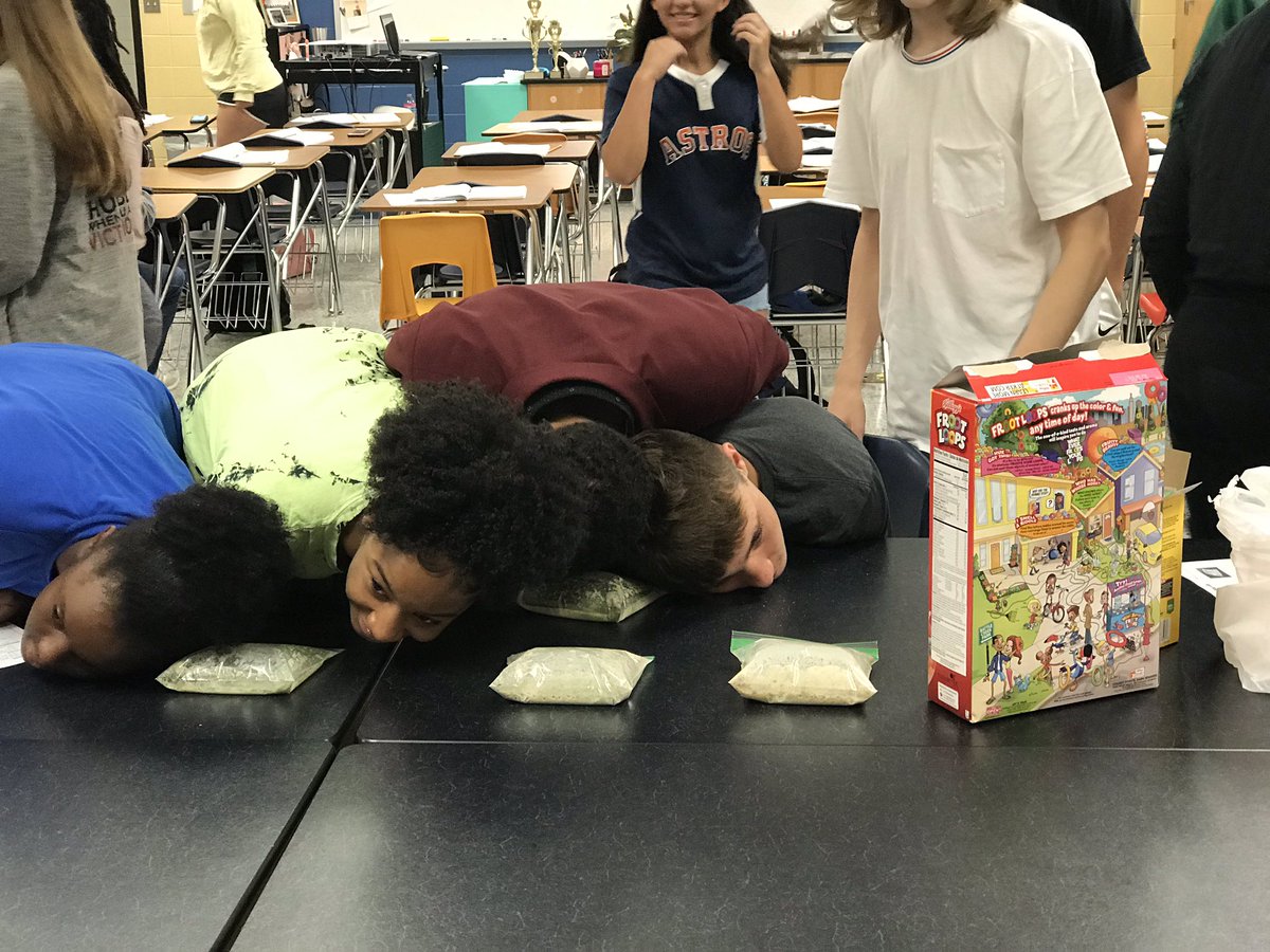 MsDeBottisbio's tweet image. Science exploration, “Barf Bag Lab” simulating Fermentation! Can you hear the release of Carbon Dioxide? #bionerds @MsDeBottisbio @KleinOak #GreatThinkingThursday #staycurious #ALLIN