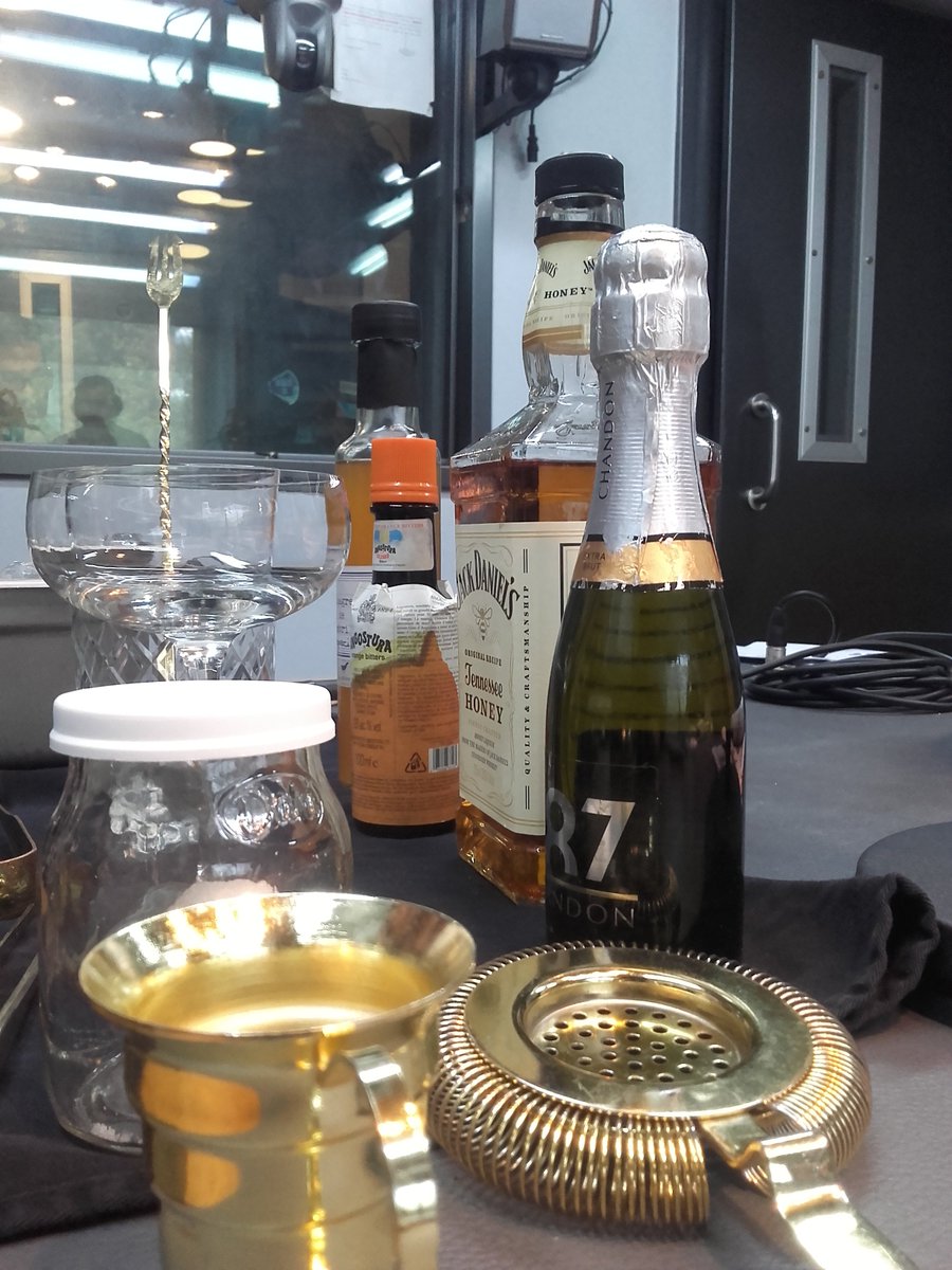 Vino floja de papeles <a href="/MONAGALLOSI/">MONA GALLOSI</a>.