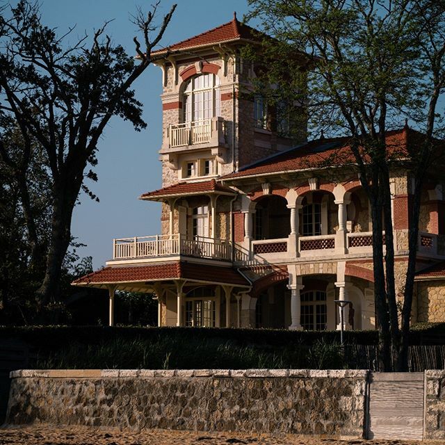 TVBA_fr's tweet photo. A la rencontre des belles villas de Taussat #Lanton #CoeurduBassin #BassindArcachon #TaussatlesBains #villa #tosca #villatosca #balade #plage #architecture #patrimoine #architecturephotography https://t.co/3zqsbiWXHC