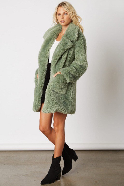 sydneyaintern's tweet photo. That’s a keeper! Throw it on &amp; look fabulous! #fauxfur #shadesofgreen #colormusthave #comfy #cozy #chic #furjacket #crueltyfree #fall2019fashion #hereicomeworld #runwayready #SAI https://t.co/iEWfHu17vM
