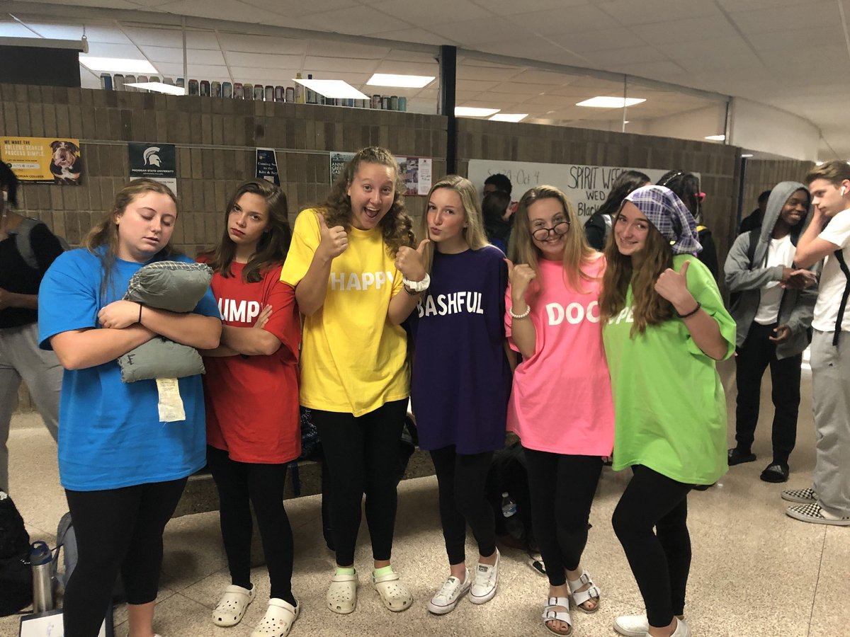 maddyyyreynolds's tweet photo. day 4: squad day #fhs20 @fhspatriots https://t.co/2JFKbNnEL0