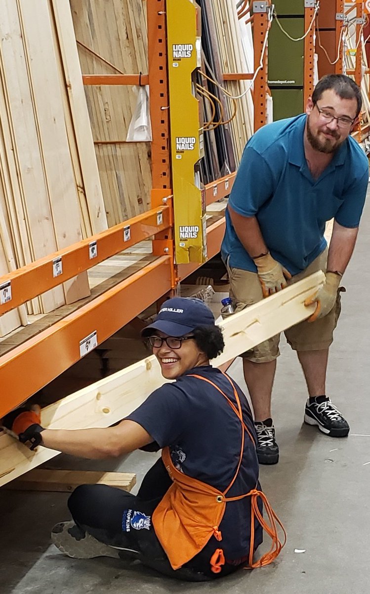 Frisk21's tweet photo. Alex and Zene caught wearing their gloves amd teaming up to pack out lumber! #Safetyispersonal #THD2806 #SafetySelfie #SafetySelfieNP #D184Safe #Thebig06 #GearUp  #TeamUp @jennkbauer @jmbconwell @kstolie @dhrm184 https://t.co/HX98NLFh2B