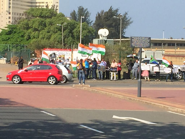 KhanSalkhan1's tweet photo. 1.2 Million Hindu community of Durban South Africa refuse to be part of Pro-Modi protest, only Indian embassy staff friend arrive in 3 cars. What a shame to RSS operative Amit More who organised this protest. #RespectSA https://t.co/4YZfDHdt5W