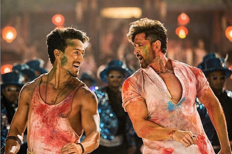 大胆 不敵 ダンスのうまさが尋常じゃない二人が共演して殺し合う War 楽しいダンス 対決曲のカラフルなホーリー 色粉 が最高 タイガーとリティク夢の共演すぎて絶対ダンス対決して欲しいと思ったけどそこは安定と信頼のインドの監督 やって欲しい