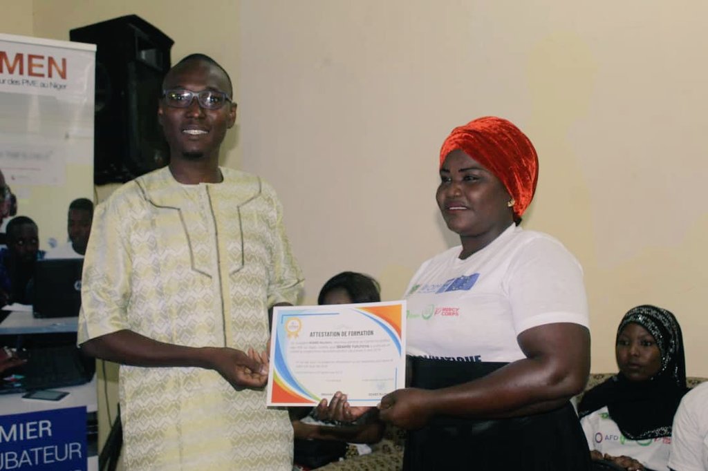 Cipmen's tweet photo. En marge de la journée internationale de la paix 🕊️, l'incubateur @Cipmen #Tahoua a procédé à une remise d'attestation à 15 porteurs de projet ayant suivi durant 4 mois (janvier à avril 2019) une formation de pré-incubation👍🏾🎉
#IDEE #OIM #I4Dev https://t.co/7yPJCblwrO