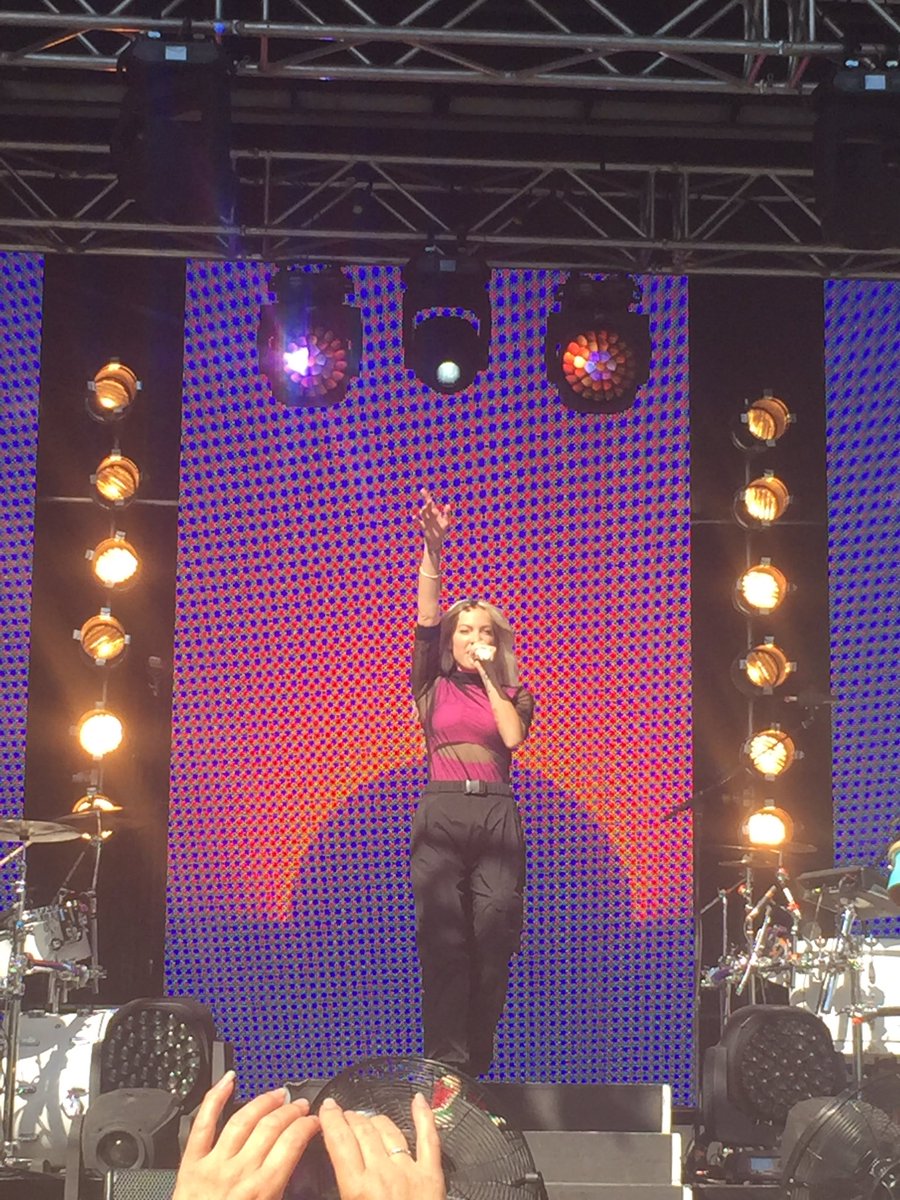 YanickDaigle's tweet photo. Belle température aujourd'hui pour le 10km au @RunRocknRoll à Montréal et en prime @MarieMaiReal est venue rendre ça un peu plus hot 🔥 https://t.co/hRXSv9QpGW