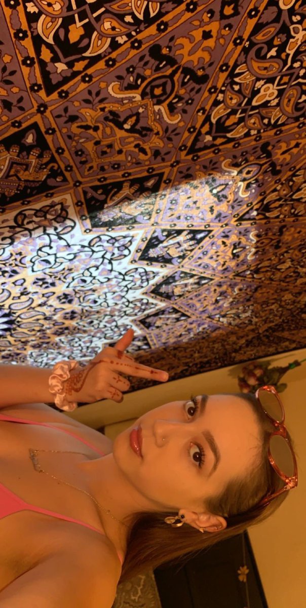 Ale_rosaas's tweet photo. classified henna artist now https://t.co/OqEF191viT