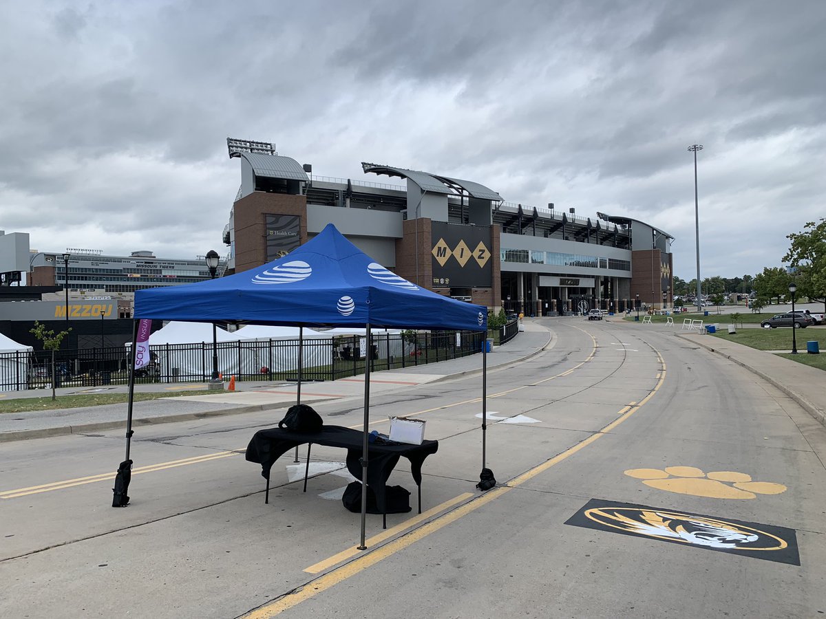 LanceAlbertson2's tweet photo. Ready for a great day at the MIZZOU Game. Feel free to stop by and ask what the undisputed leader in sports can do for you! #Directv #attemoyee #Kamo #KamoKonnects #Powercentral #Mizzou https://t.co/lzhQjVN52E