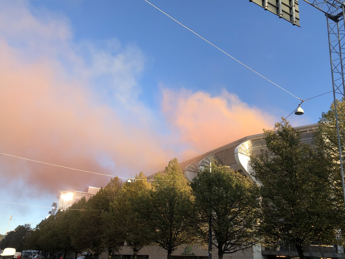 Samtidigt ”folkfest” på en fotbollsarena i Goa gubbars stad.