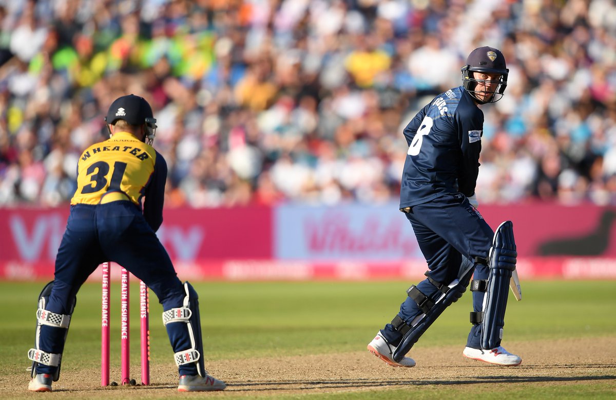 Three overs remain of the
second #Blast19 semi-final.
Derbyshire need 43 from 18
balls with two wickets in
hand. #FinalsDay ball-by-ball:
es.pn/Blast19Semi2