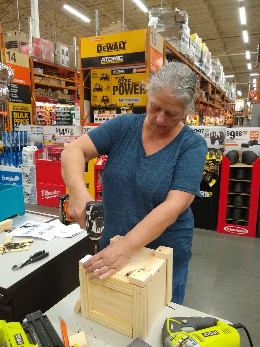 CurroRebecca's tweet photo. This past Thursday at the #DIHWorkshop we had several awesome ladies come out to learn and build. I can't wait to see them again. https://t.co/leP36RQeMd