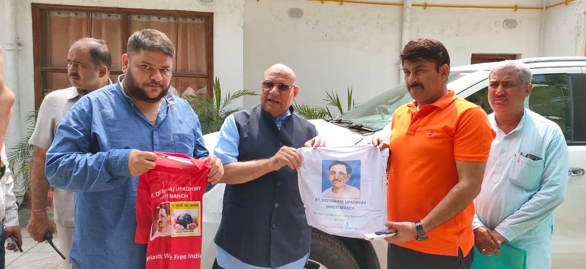 VinodsOfficial's tweet photo. On the birth anniversary of our idol late Deendayal ji, Vinod Shukla, nephew of Deendayal ji &amp; PDUSM organizing a conf. On Circular Economy, Livelihood Opportunities &amp; Excellence Awards for Academia.

Met with Shri @ManojTiwariMP ji to invite him. #PlasticWasteFreeIndia https://t.co/lodAWvm5I2