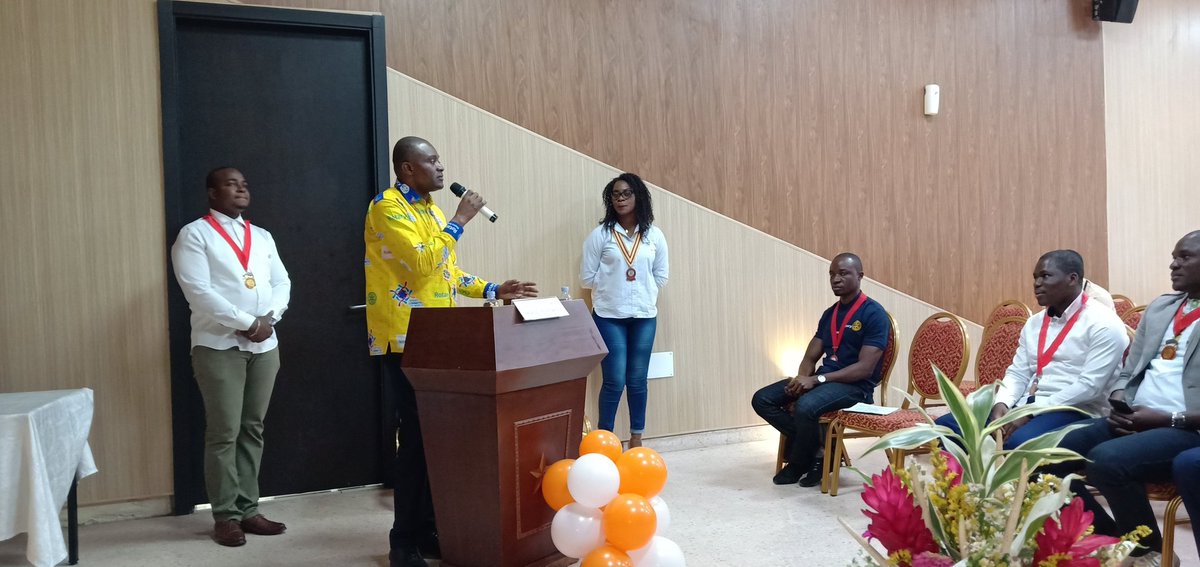 AG_indry_RI9101's tweet photo. Jour 6 de la visite du Gouverneur Thomas Somé en #CIV22 : à la rencontre des rotaractiens en présence des 18 clubs du pays https://t.co/u2grD7ywIX
