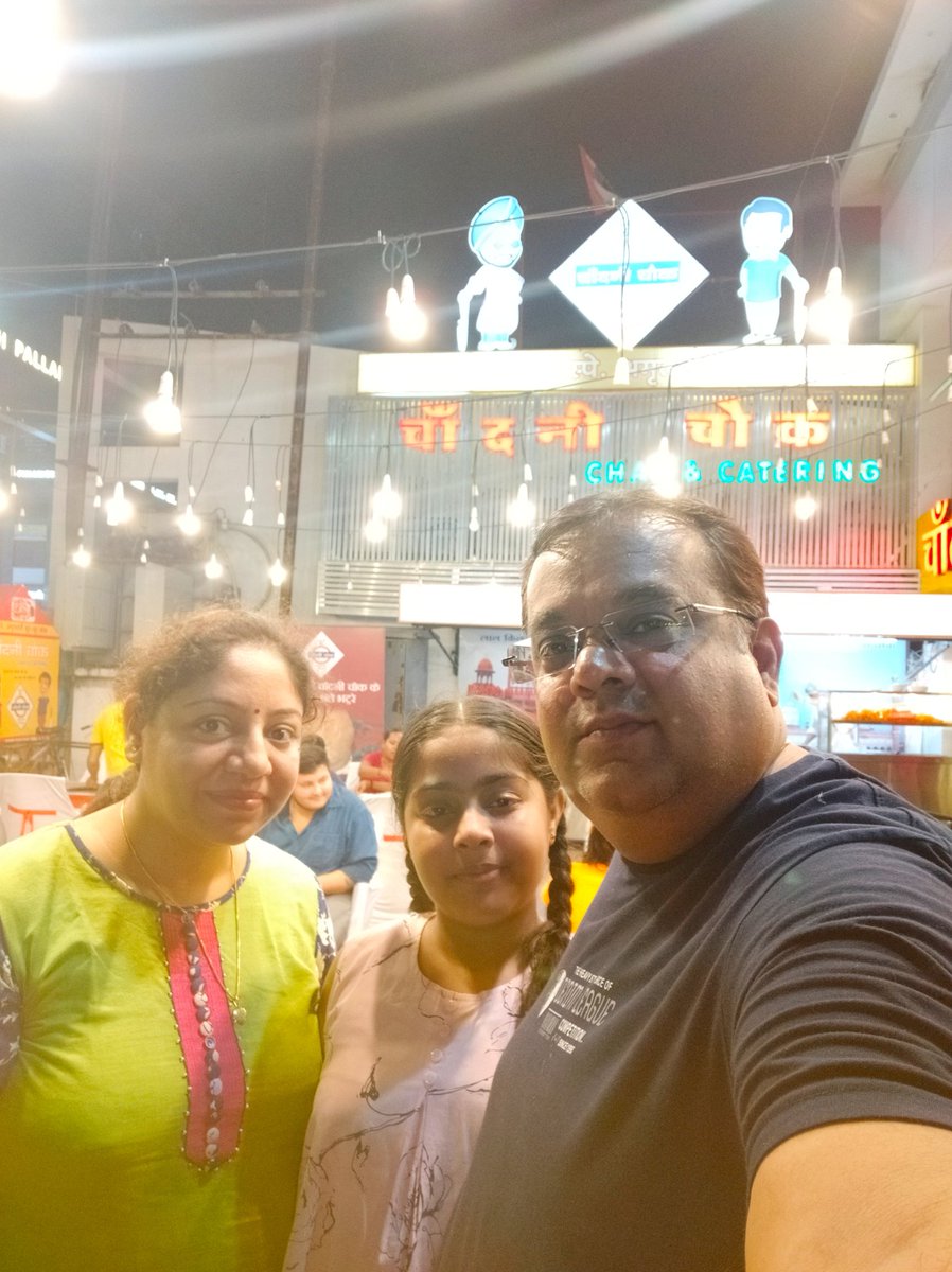 DiipeshArrora's tweet photo. Had A Lovely Dinner With Family Here... Delicious #Amritsari #ChurChur #Naan & Desi #Punjabi #MixParatha.... Enjoyed Lot With #OwnOnce..... Lovely Food Here At #ChandaniChowk #Pal #Surat. https://t.co/vwl5kNvOhg