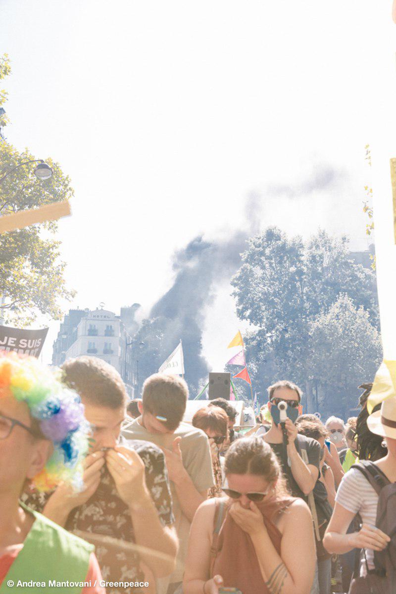 greenpeacefr's tweet image. #MarcheClimat : voici le traitement auquel ont eu droit des manifestants et manifestantes pacifiques, qui voulaient simplement dénoncer l'inaction climatique du gouvernement dans un esprit festif et familial. On est abasourdi. #MobilisationGenerale