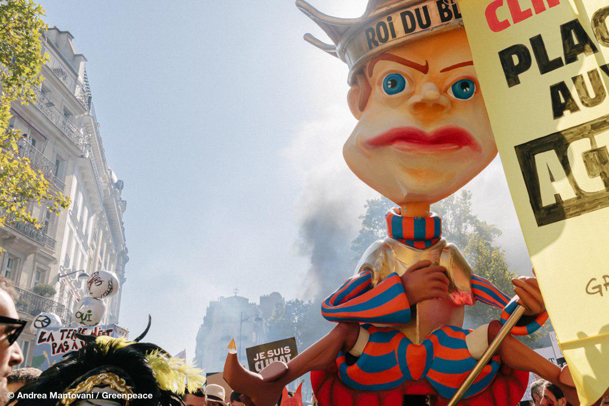 greenpeacefr's tweet image. #MarcheClimat : voici le traitement auquel ont eu droit des manifestants et manifestantes pacifiques, qui voulaient simplement dénoncer l'inaction climatique du gouvernement dans un esprit festif et familial. On est abasourdi. #MobilisationGenerale