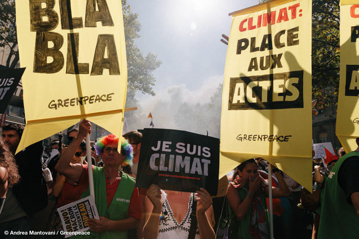 greenpeacefr's tweet image. #MarcheClimat : voici le traitement auquel ont eu droit des manifestants et manifestantes pacifiques, qui voulaient simplement dénoncer l'inaction climatique du gouvernement dans un esprit festif et familial. On est abasourdi. #MobilisationGenerale